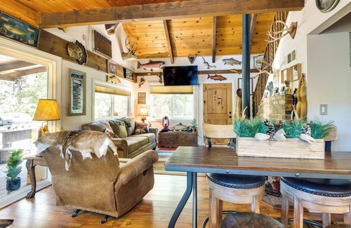 Pine Mountain Club Cabin | Pine Mountain Club Oasis w/Heated Pool & Deck