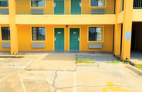 Smithville Hotel | Pine Point Inn & Suites