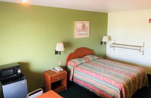 Smithville Hotel | Pine Point Inn & Suites