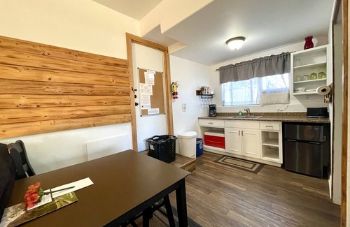 Ahwahnee Cabin | Pine Suite - Sierra Mountain Lodge