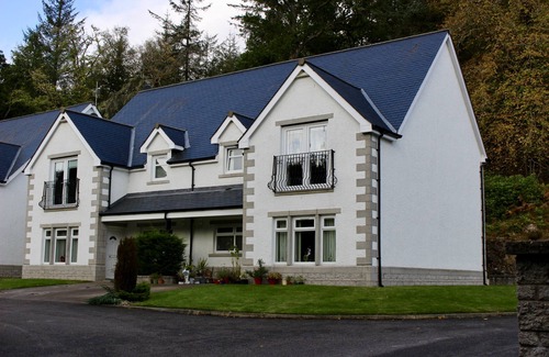 Invergarry Apartment | Pine View, Invergarry Beautifully presented property opposite the river