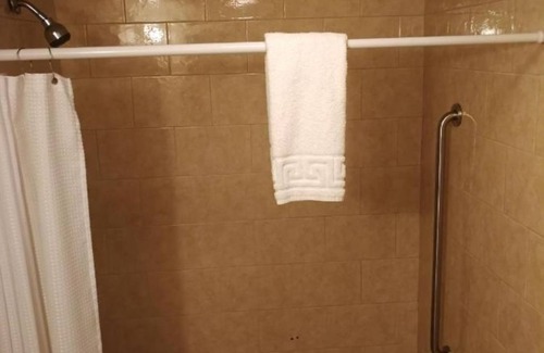 Old Orchard Beach Hotel | Pine View Lodge Old Orchard Beach - Ground-level Queen bed Unitnn