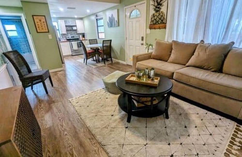 Laurel House | Pineapple and Palms - Cozy beach retreat minutes from Nokomis and Venice beaches