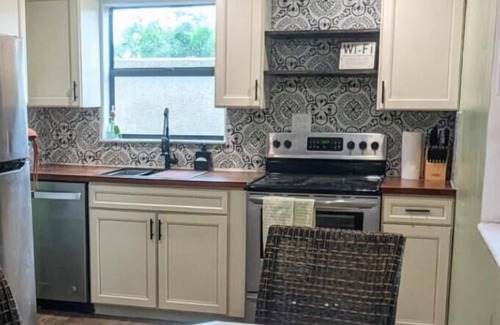 Laurel House | Pineapple and Palms - Cozy beach retreat minutes from Nokomis and Venice beaches