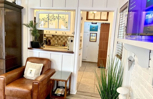 Old Towne Cottage | "Pineapple Cottage" Steps to the Ocean & Main St. 🌀Relax & make memories🌀. 🏖️🌊