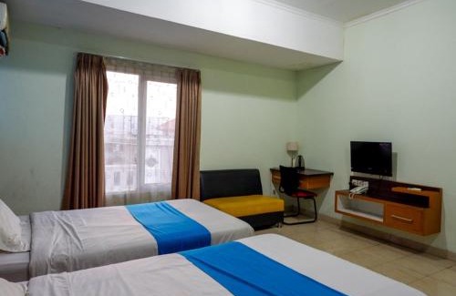 Laweyan House | Pineapple Mansion Solo Mitra RedDoorz near RS JIH Solo
