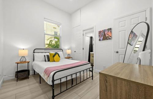 Gillespie Park Apartment | Pineapple Paradise #2 13 min to Beach Fire Pit
