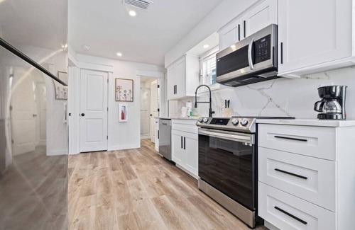 Ilexhurst House | Pineapple Paradise! 1 block to Beach access!