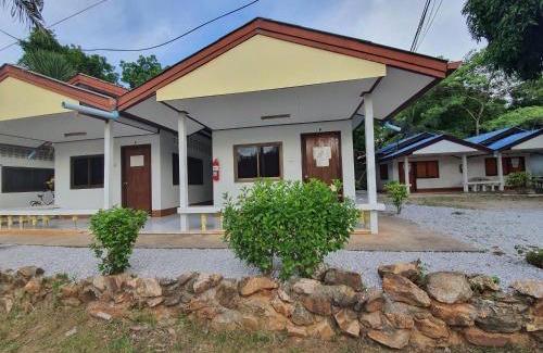 Sam Roi Yot Hotel | pineapple resort