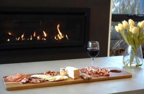 Jindabyne House | Pinecone Lodge - Luxury 4BR Home l EV Charger l Fire Pit l WiFi l BBQ l 4 Car Garage