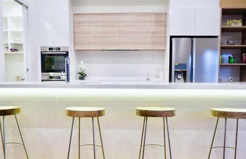 Jindabyne House | Pinecone Lodge - Luxury 4BR Home l EV Charger l Fire Pit l WiFi l BBQ l 4 Car Garage