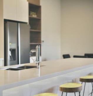 Jindabyne House | Pinecone Lodge - Luxury 4BR Home l EV Charger l Fire Pit l WiFi l BBQ l 4 Car Garage