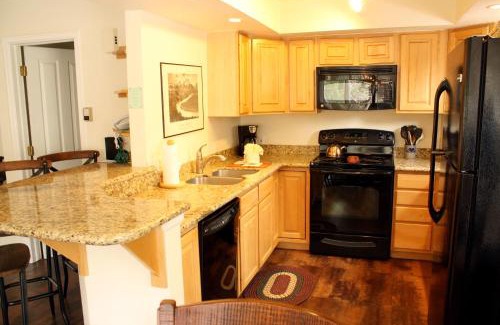 Warrior's Mark House | Pinecreek #I - 4 BR - Private Hot Tub - Close to Town - Shuttle to Slopes