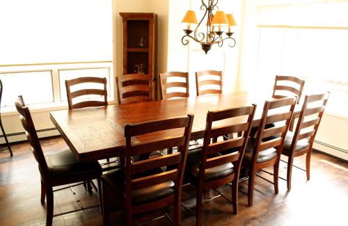 Warrior's Mark House | Pinecreek #I - 4 BR - Private Hot Tub - Close to Town - Shuttle to Slopes