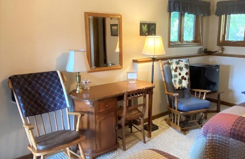 Baraboo Resort | Pinehaven Room near Devils lake and Wisconsin Dells