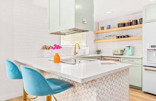 Yucca Valley House | Pink Disco: Sauna, Hot Tub, Selfie Room & Pool