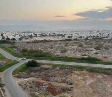 Al Ghubrah Ash Shamaliyyah Apartment | Pinnacle Row Cityscape Haven