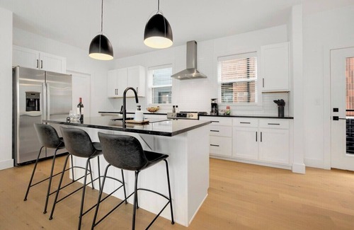 Downtown House | Pioneer - Arts District - Garage - 0.5 mi DT