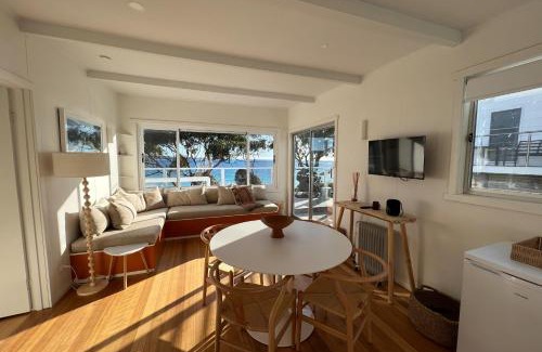 Binalong Bay House | PIPI SHACK - iconic waterfront shack Binalong Bay