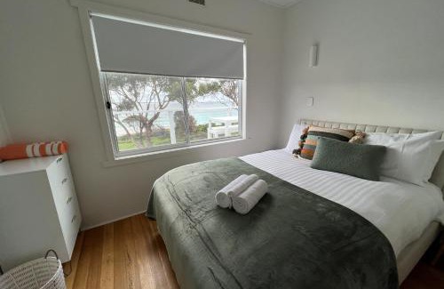 Binalong Bay House | PIPI SHACK - iconic waterfront shack Binalong Bay
