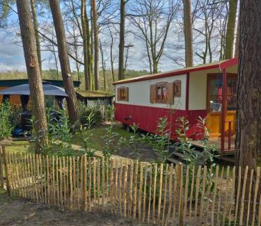 Lanaken Ski Chalet | pipowagen met prive Hot tub