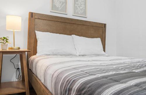 Shadyside House | Pittsburgh Shadyside 1B Cozy and Stylish Private Bedroom with Shared Bathroom