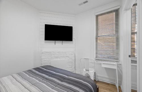 Shadyside House | Pittsburgh Shadyside 1B Cozy and Stylish Private Bedroom with Shared Bathroom