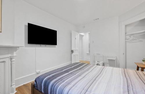 Shadyside House | Pittsburgh Shadyside 2C Modern and Cozy Private Bedroom with Shared Bathroom