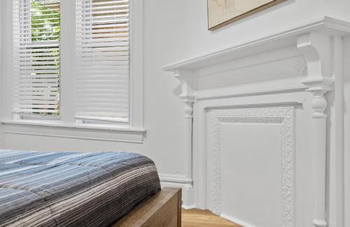 Shadyside House | Pittsburgh Shadyside 2C Modern and Cozy Private Bedroom with Shared Bathroom