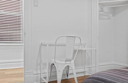 Shadyside House | Pittsburgh Shadyside 2C Modern and Cozy Private Bedroom with Shared Bathroom