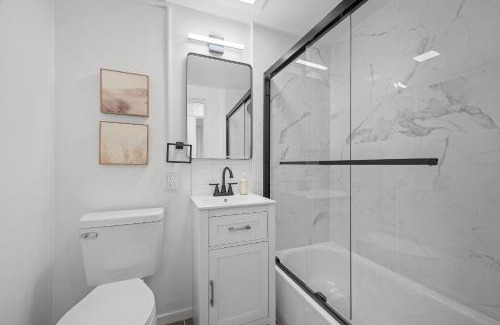 Shadyside House | Pittsburgh Shadyside 2C Modern and Cozy Private Bedroom with Shared Bathroom