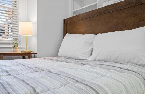 Shadyside House | Pittsburgh Shadyside 3E Stylish and Bright Private Bedroom with Shared Bathroom