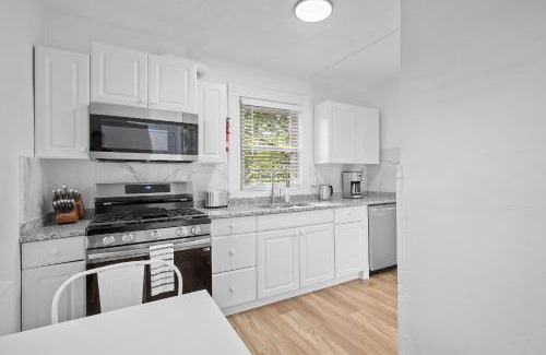 Shadyside House | Pittsburgh Shadyside 3E Stylish and Bright Private Bedroom with Shared Bathroom