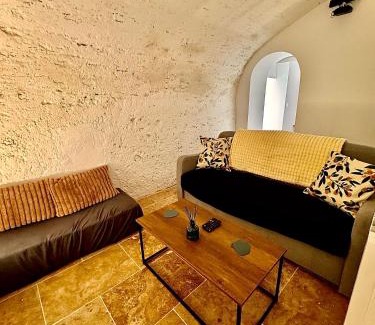 La Madeleine Apartment | Place de parking au pied du logement - spacieux et atypique