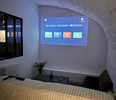 La Madeleine Apartment | Place de parking au pied du logement - spacieux et atypique