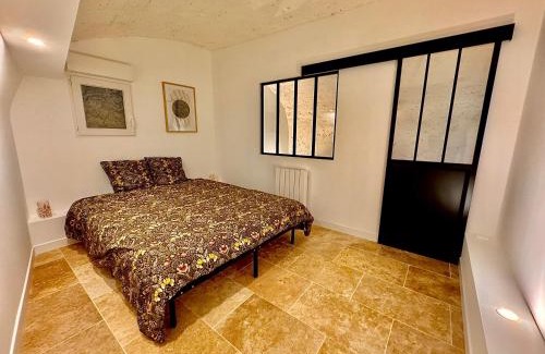 La Madeleine Apartment | Place de parking au pied du logement - spacieux et atypique
