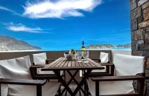 Plaka Apartment | Plaka on the water First floor