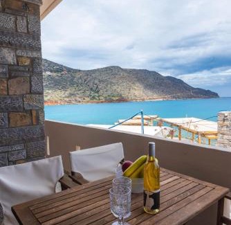 Plaka Apartment | Plaka on the water First floor
