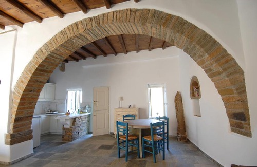 Megas Yialos-Nites House | Platia Listed House