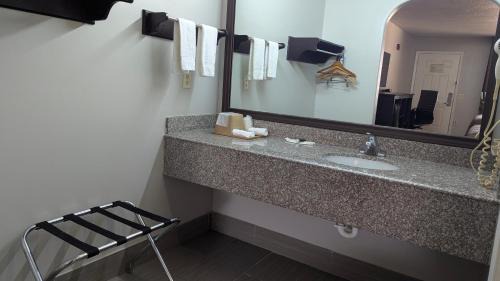 Barker Hotel | Platinum Inn and Suites Willowbrook Houston