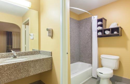 Barker Hotel | Platinum Inn and Suites Willowbrook Houston