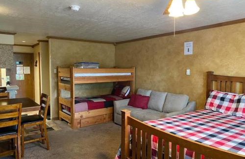 Brian Head House | Platinum Studio Pool-Spa Ski-in out Gym, Sauna, Laundry, BBQ