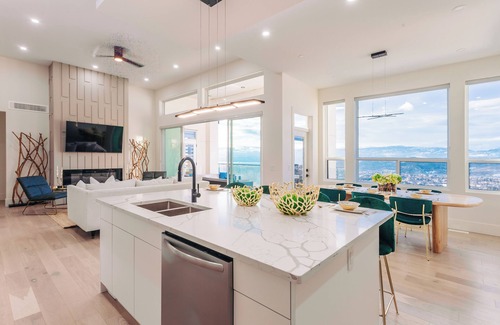 Black Mountain House | Play&Stay: Mountain & Lake Views/Theatre+ Spacious