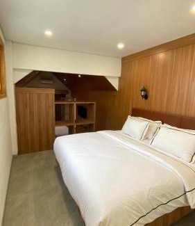 Banjarasri House | Playa La Barka Resort by Raminten