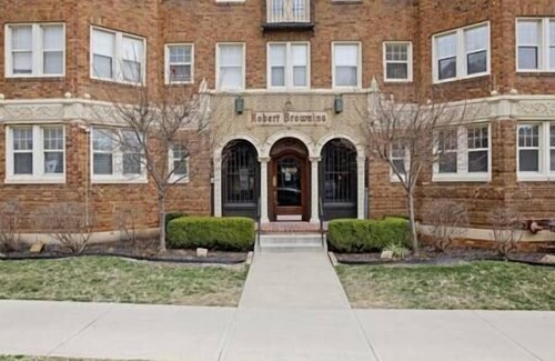 West Plaza Apartment | Plaza Studio -> Walk to Shops & Dining + Close to KU Med & Saint Lukes Hospitals