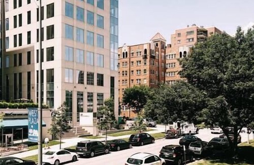 West Plaza Apartment | Plaza Studio -> Walk to Shops & Dining + Close to KU Med & Saint Lukes Hospitals