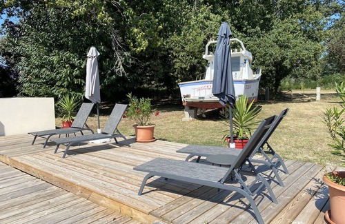 Vensac House | Pleasant 1 Bedroom Villa with Private Pool/Yard