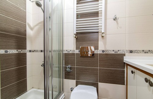 Kagithane Apartment | Pleasant Flat Close to Various Malls in Seyrantepe