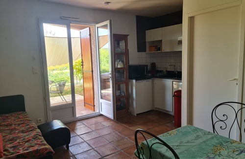 Saint-Just-et-Vacquieres Apartment | Pleasant apartment 18 km from Uzes