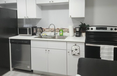 Brooklands House | Pleasant home with snazzy finishing. Proximity to the airport and downtown